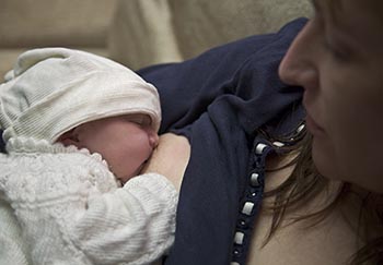 Mother with baby — a breastfeeding and SIDS study found breastfeeding offers protection against SIDS