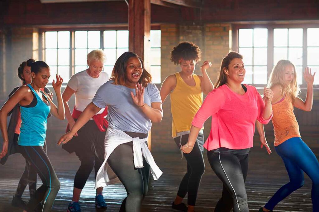 Women dancing, an activity that can improve brain health and prevent dementia