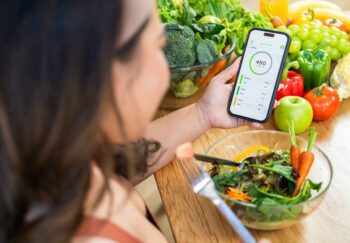 a woman practicing intermittent fasting only eats during certain times of day