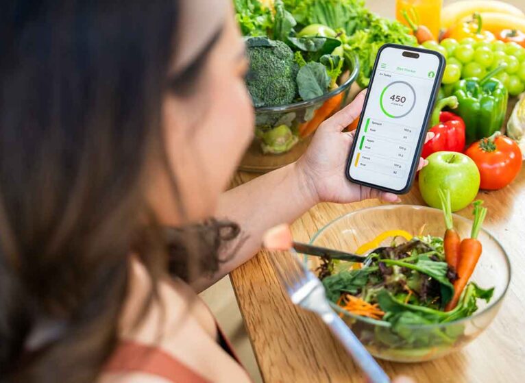 a woman practicing intermittent fasting only eats during certain times of day