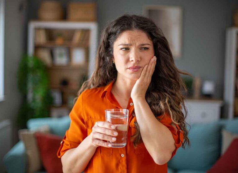 A woman with jaw pain, which could be a sign of heart problems, including SCAD.
